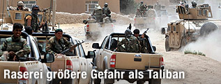 Mehrere Pickups der afghanischen Armee mit Soldaten auf der Ladefl&auml;che