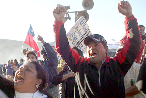© AP/Hector Retamal Angehörige der Bergleute in Chile