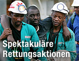 Arbeiter wird aus der "Elandsrand" Goldmine getragen