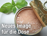 Dose auf Teller mit Basilikum als Dekoration
