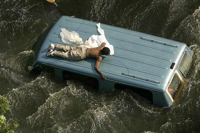 © Reuters/Robert Galbraith Mann auf Autodach im Wasser