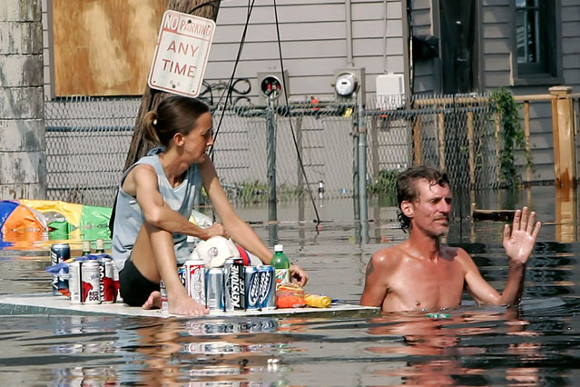 © Reuters/Rick Wilking Paar watet durch Wasser