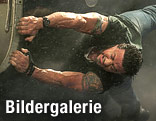 Barney Ross (Sylvester Stallone) h&auml;ngt an etwas