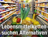 Voller Einkaufswagen im Geschäft