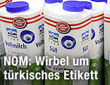 NÖM-Milchpackungen mit türkischer Aufschrift