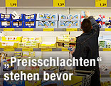 Mann greift nach einer Käsepackung