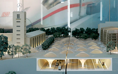 © AP/Thomas Kienzle Modell des Projekts Stuttgart 21, der Umgestaltung des Hauptbahnhofs