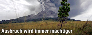 Aschewolke steigt aus Vulkan