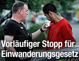 Polizist kontrolliert einen Einwohner der Stadt Phoenix