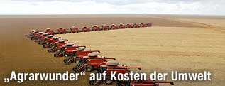 Mähdrescher auf brasilianischer Savanne