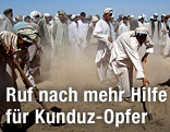 Afghanische Dorfbewohner begraben die Toten