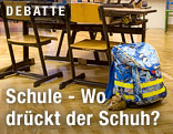 Schultasche lehnt an einem Sessel