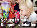 Erstklässler in einem Klassenzimmer