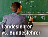 Ein Lehrer schreibt an eine Tafel