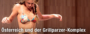 Peter Jordan als "Alfonso VIII., König von Kastilien" und Yohanna Schwertfeger als "Rahel" während einer Fotoprobe zu Franz Grillparzers "Die Jüdin von Toledo" im Wiener Burgtheater