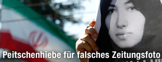 Demonstrant hält ein Foto von Sakineh Mohammadi Ashtiani