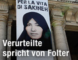 Foto von Sakineh Mohammadi Ashtiani auf einem Transparent