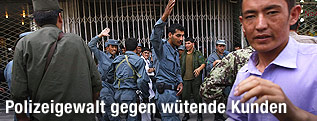 Polizisten gehen gegen w&uuml;tende Kunden der Kabul Bank vor.