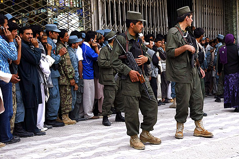 Sicherheitskräfte vor einer Menschenschlange in Kabul
