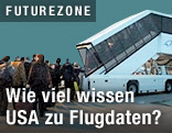 Passagiere besteigen ein Flugzeug