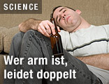 Mann mit Alkoholflasche