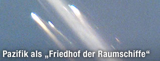 Teile der Weltraumstation Mir glühen beim Wiedereintritt