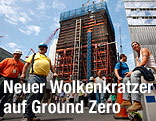 Baustelle mit Arbeitern und dem Rohbau eines Hochhauses im Hintergrund