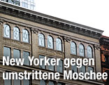 Religiöse Symbole auf den Fenstern eines New Yorker Gebäudes, an dessen Platz eine Moschee gebaut werden soll
