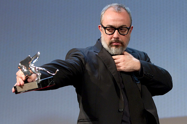 Alex de la Iglesia mit dem Silbernen Löwen für die beste Regie