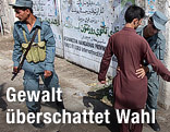 Soldat untersucht Mann nach Waffen