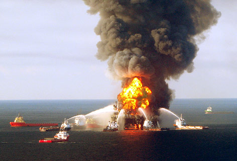 © Reuters/U.S. Coast Guard Luftaufnahme der brennenden Ölplattform "Deepwater Horizon" im Golf von Mexiko