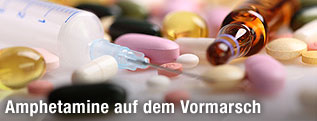 Spritze und Tabletten