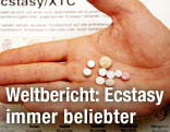 Ecstasy-Pillen in Handfläche