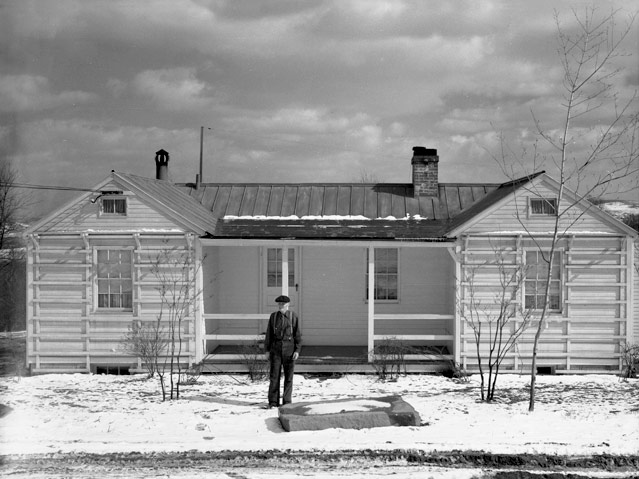 © Courtesy of the Library of Congress, Prints and Photographs Division, Farm Security Administration/Office of War Information Photograph Collection Ernest Franklin Hodgson, Hodgson Houses for E.F. Hodgson Company, Dover, Massachusetts, USA,1894–1944