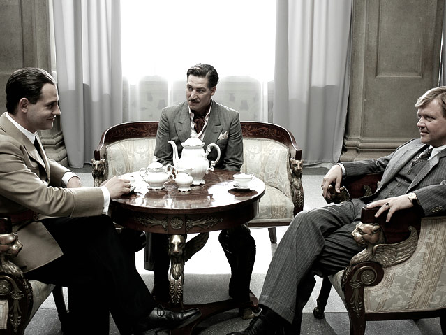 © Thimfilm Joseph Goebbels (Moritz Bleibtreu), Ferdinand Marian (Tobias Moretti) und Veit Harlan (Justus von Dohnanyi) bei einer Drehbuchbesprechung