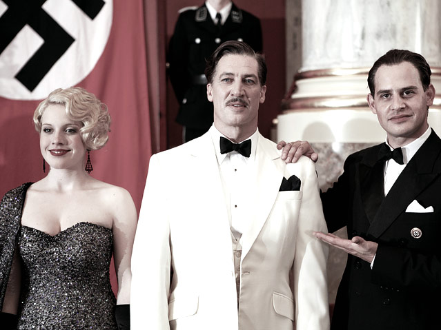 © Thimfilm Stolz präsentiert Joseph Goebbels (Moritz Bleibtreu) die Schauspieler Kristina Söderbaum (Paula Kalenberg), Ferdinand Marian (Tobias Moretti) bei der Premiere in Venedig