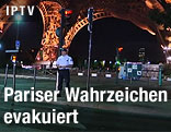 Polizist vor Eiffelturm