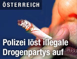 Person raucht Cannabis