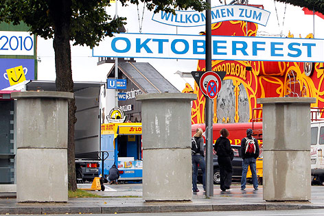 © AP/Matthias Schrader Betonbarrieren vor den Münchner Oktoberfestgelände