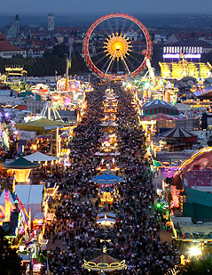 Nächtliches Festgelände des Münchner Oktoberfestes mit Riesenrad