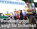 Polizist vor dem Eingang zum M&uuml;nchner Oktoberfestgel&auml;nde