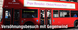 Londoner Stadtbus mit Papst-Werbung