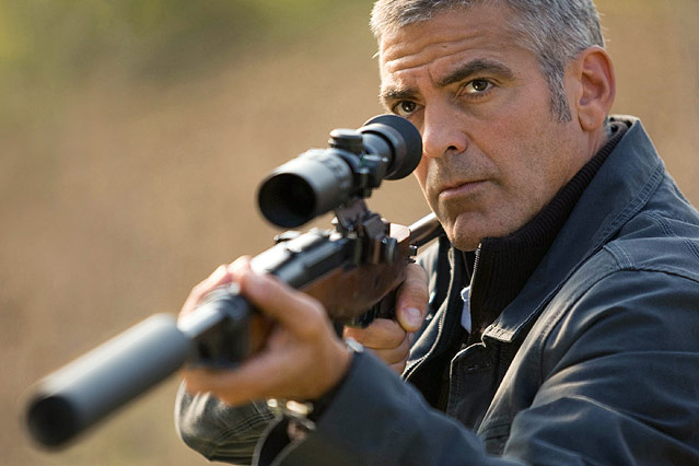Clooney zielt mit Gewehr