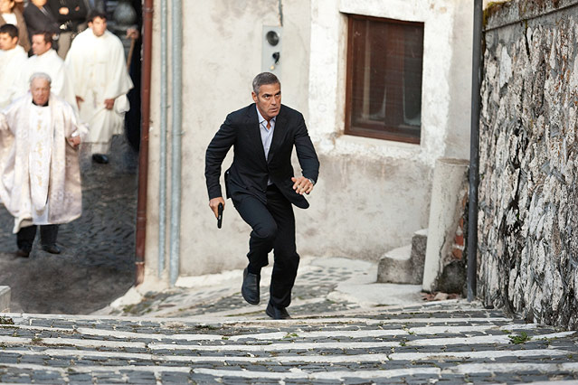 Clooney läuft Stiegen hinauf