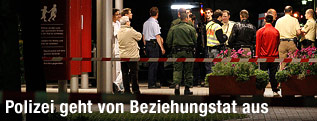 Polizisten vor dem Eingang des Krankenhauses