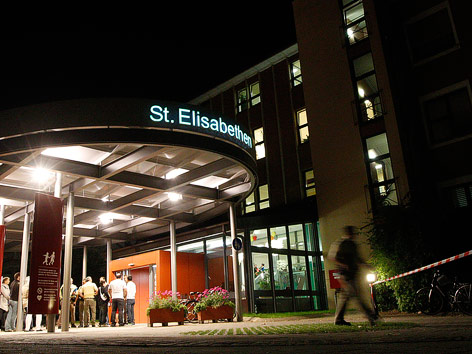 © Reuters/Christian Hartmann Eingang des Krankenhauses