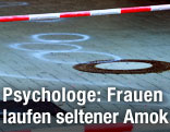 Bodenmarkierungen der Spurensuche hinter einer Polizeiabsperre