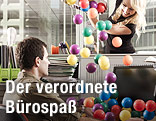 Frau spielt Kollegen im Büro einen Streich