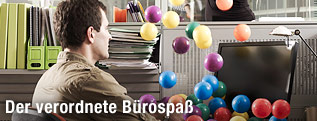 Frau spielt Kollegen im Büro einen Streich