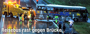 Beschädigter Bus und Abschleppwagen